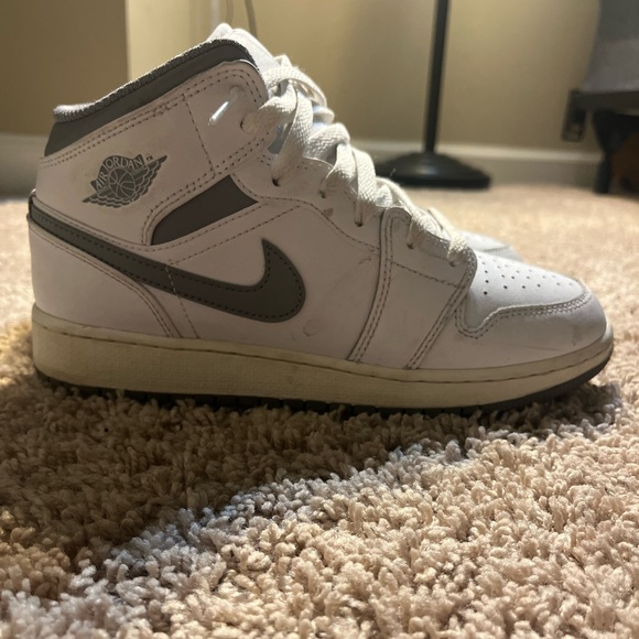 Jordan 1 mid neutral grey 6y (BARELY WORN WITH BOX) - Picture 2 of 4